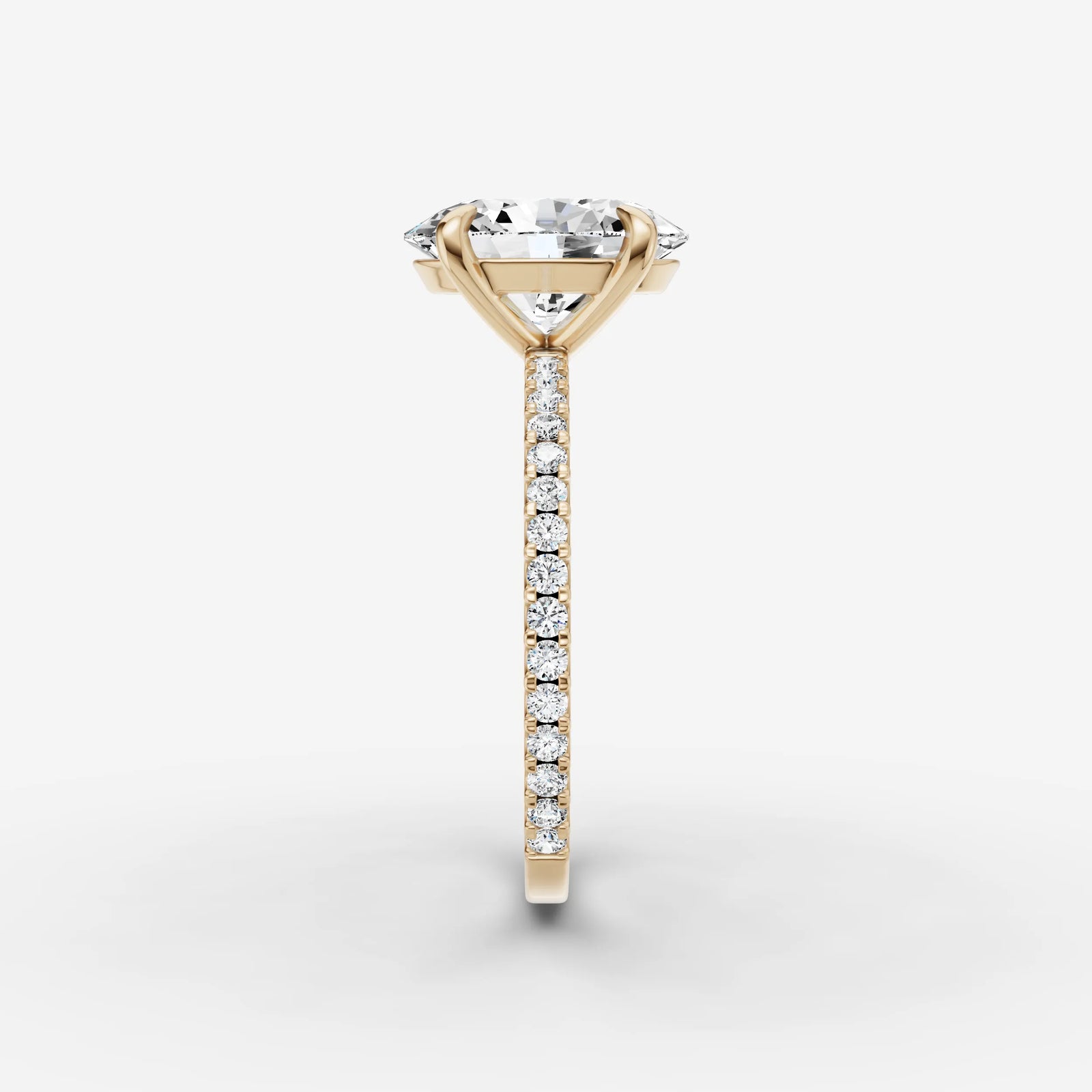 Etoile oval diamond setting in gold, angled view