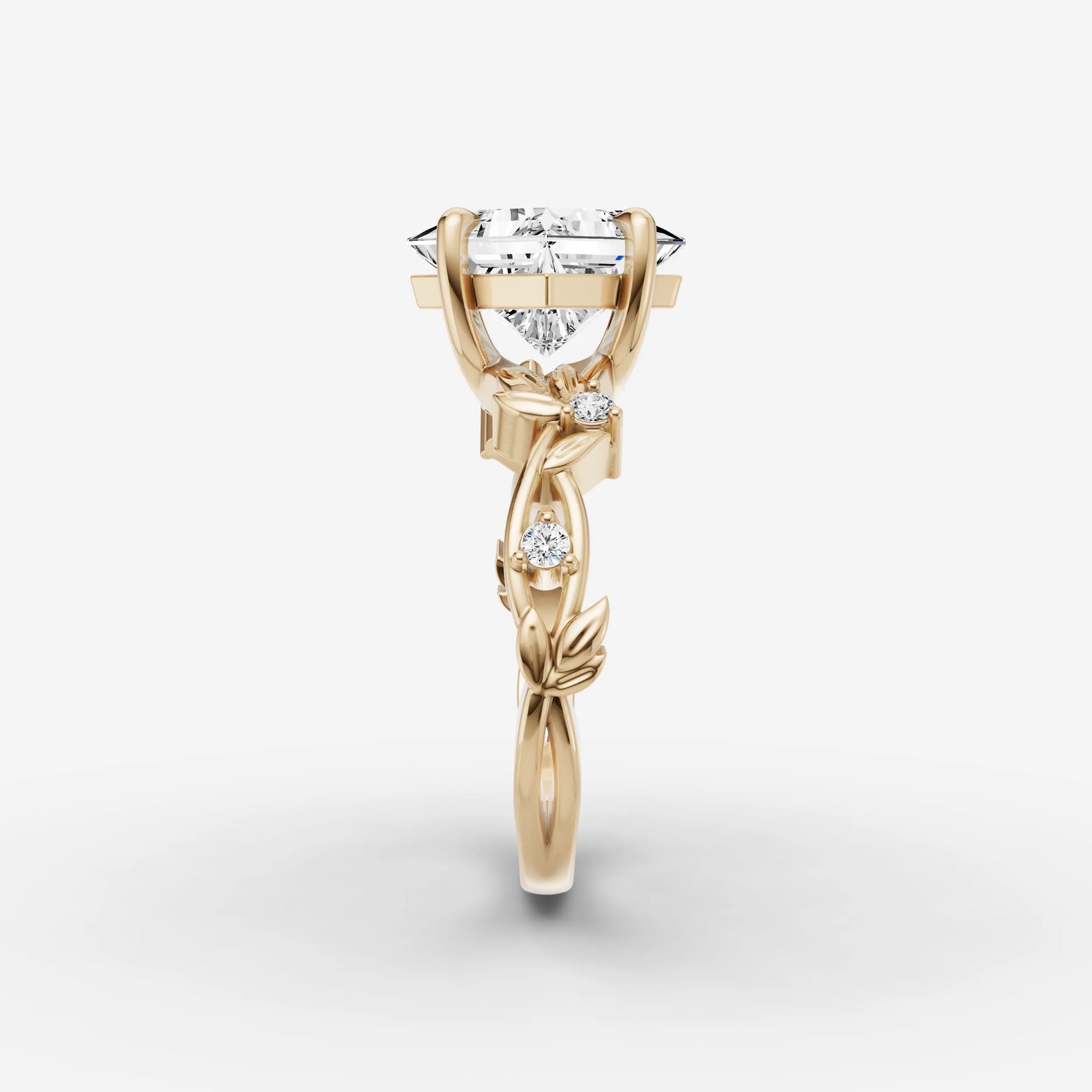 Fleur princess diamond setting in gold, angled view