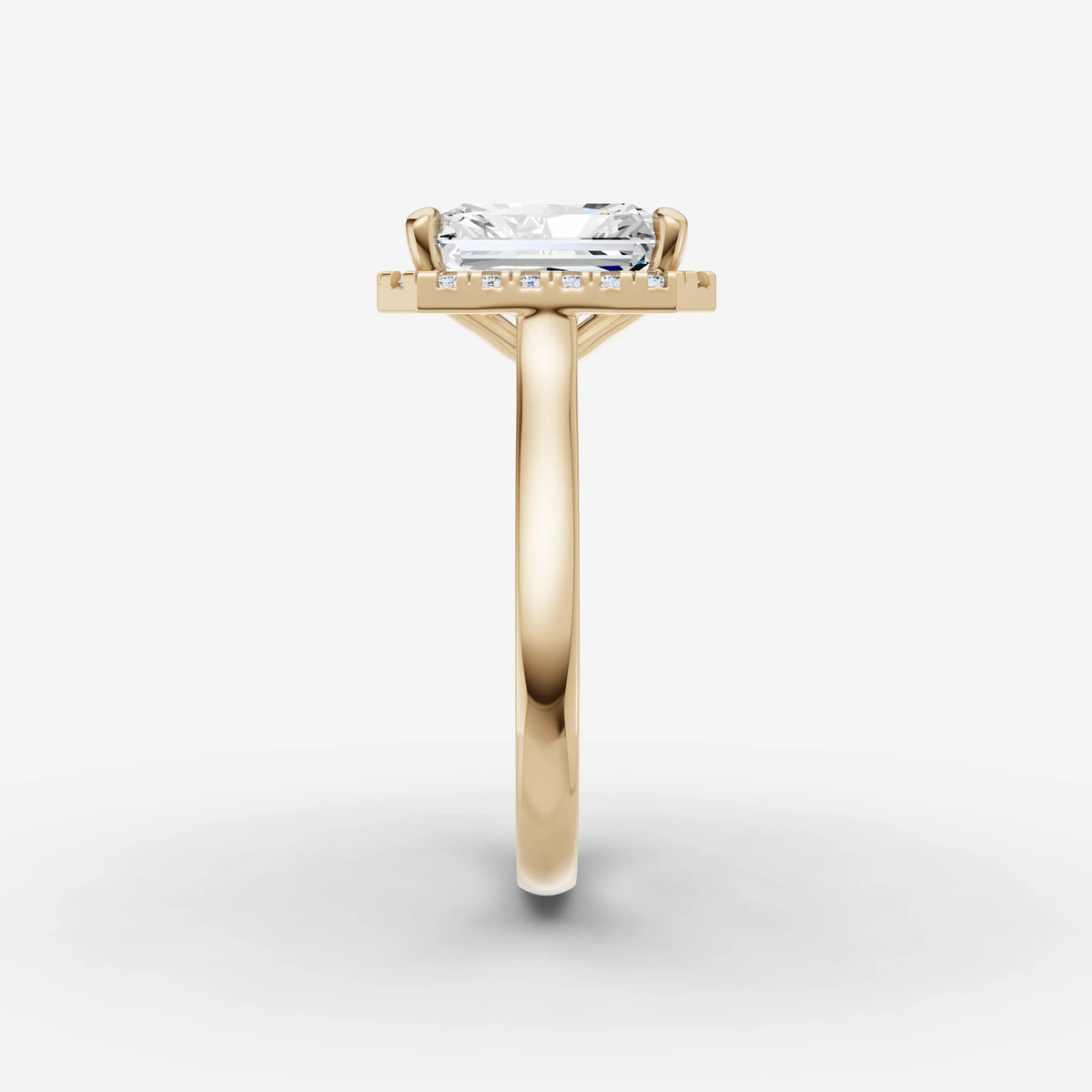 Aurore radiant diamond setting in gold, angled view