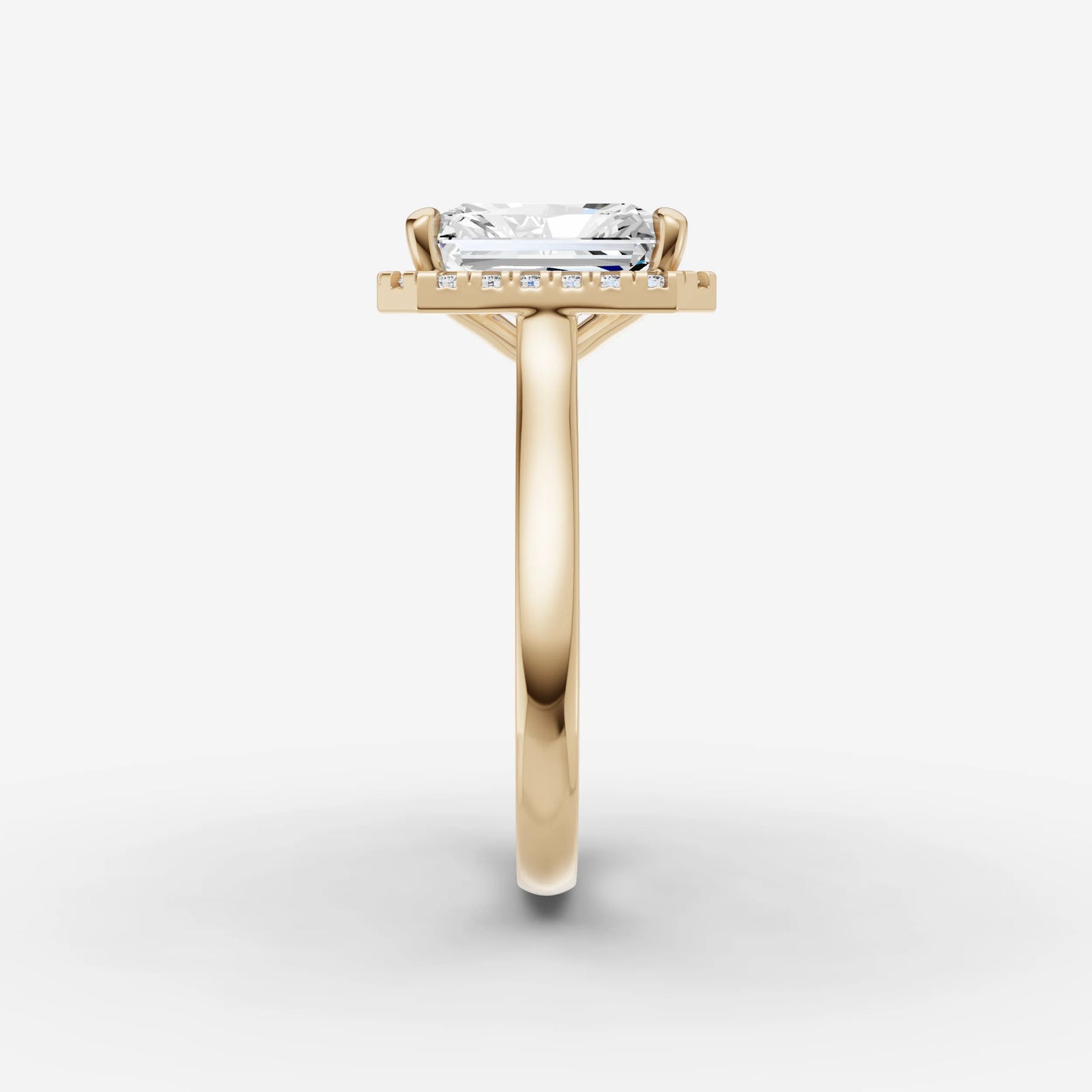 Aurore radiant diamond setting in gold, angled view