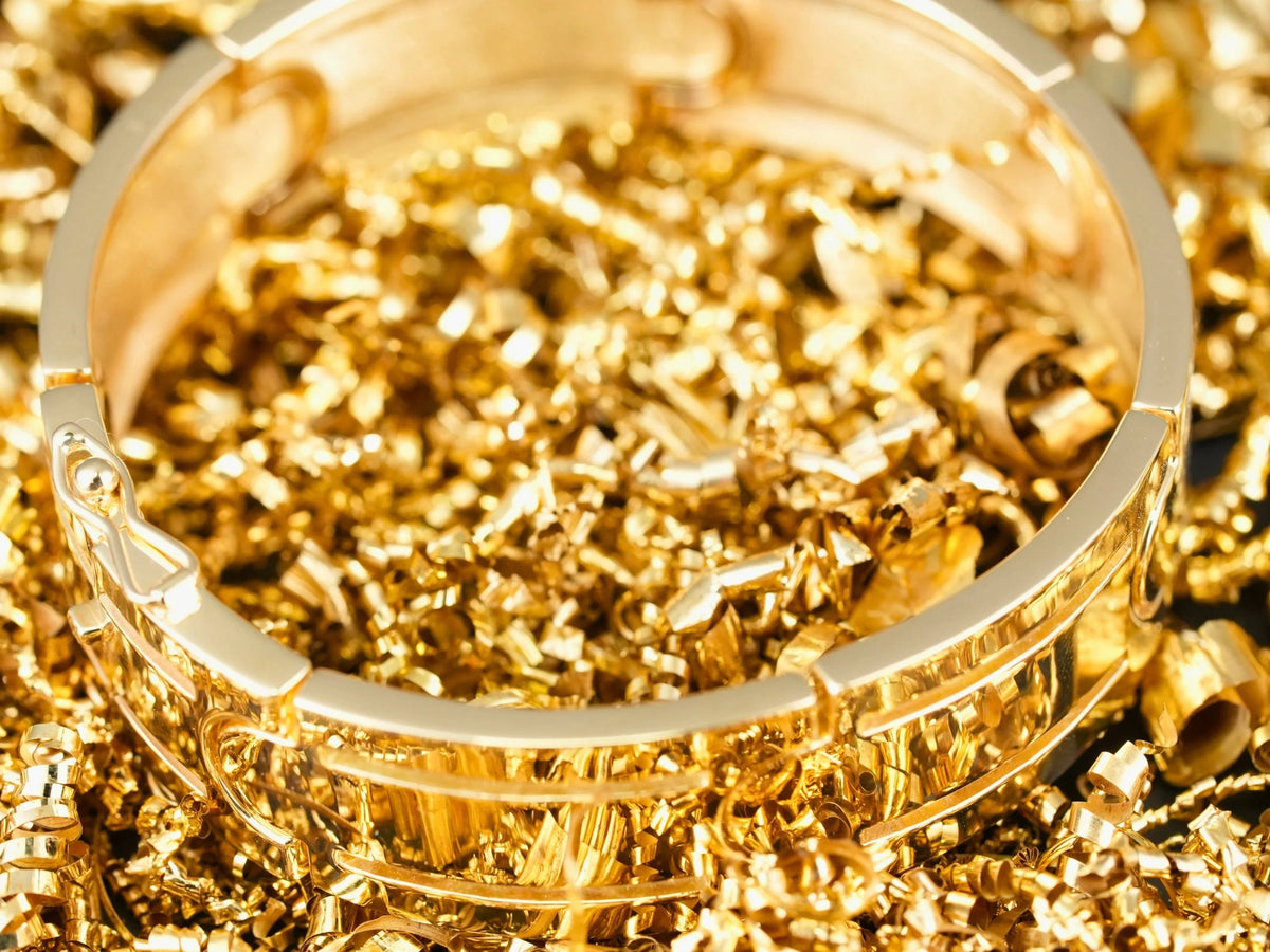 Art Gold Signature Sovereign Bracelet with Gold Shavings