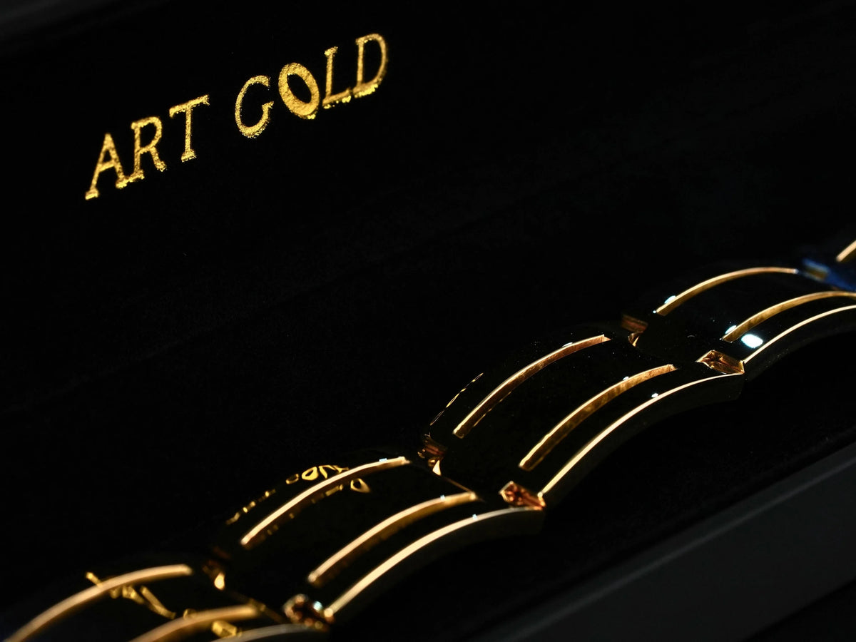 Sovereign Bracelet: Luxurious Solid Gold Signature Design