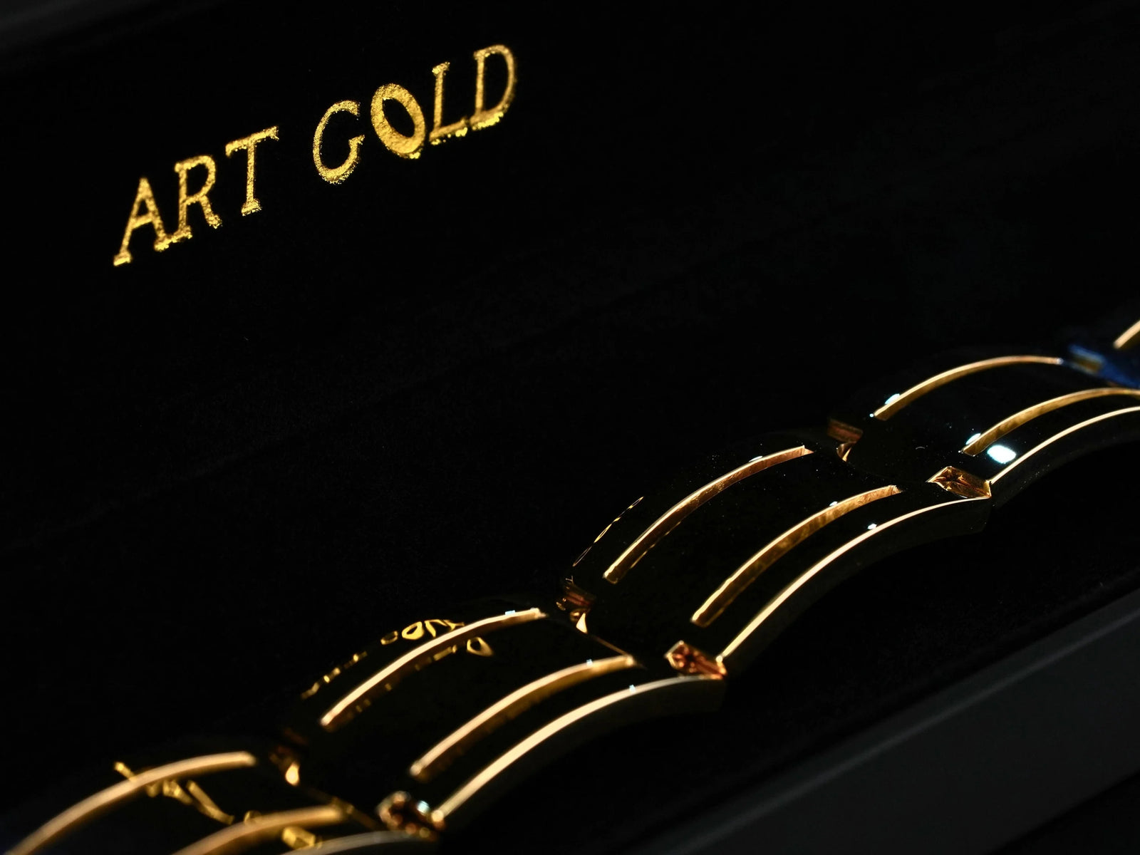 Sovereign Bracelet: Luxurious Solid Gold Signature Design