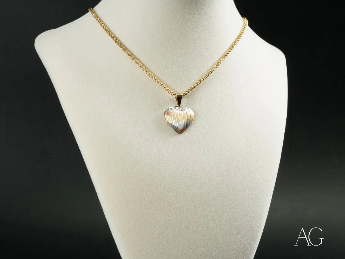 Three-tone heart pendant in art gold jewelry with tricolor design