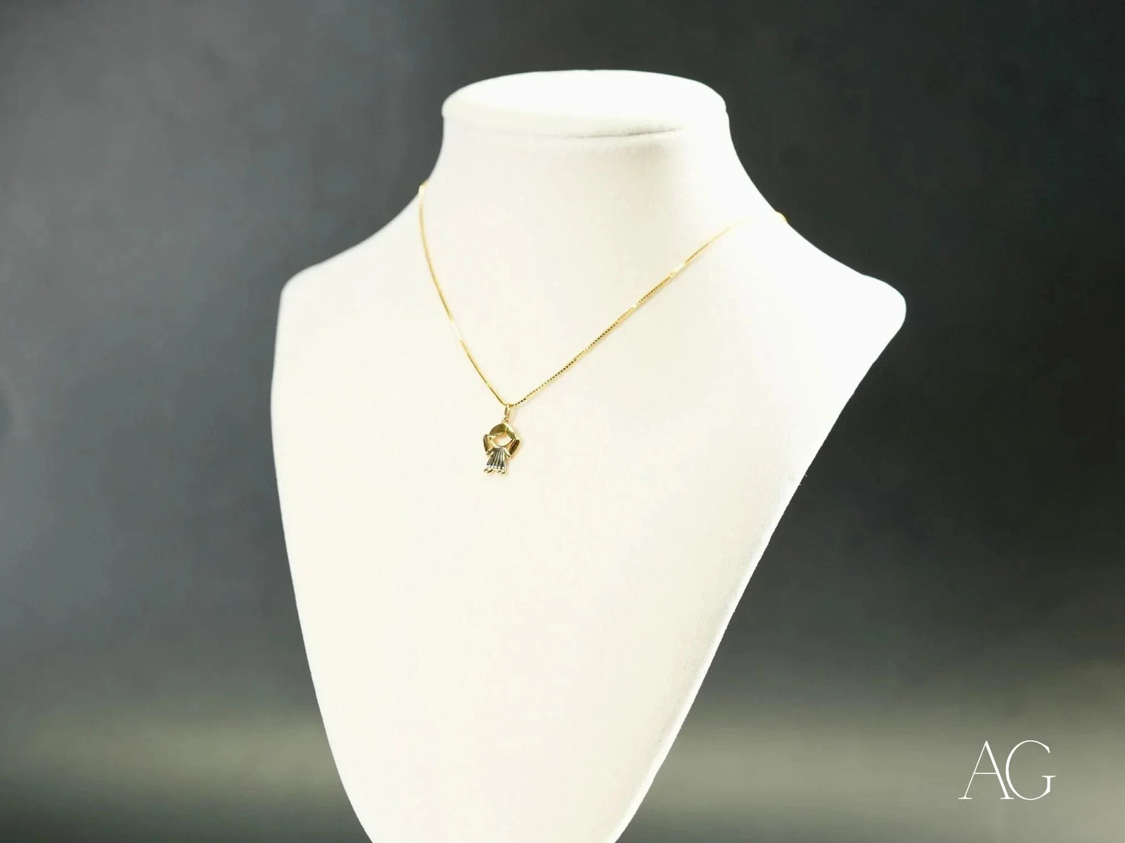 Timeless Charm 18k solid gold pendant with faceted gemstone