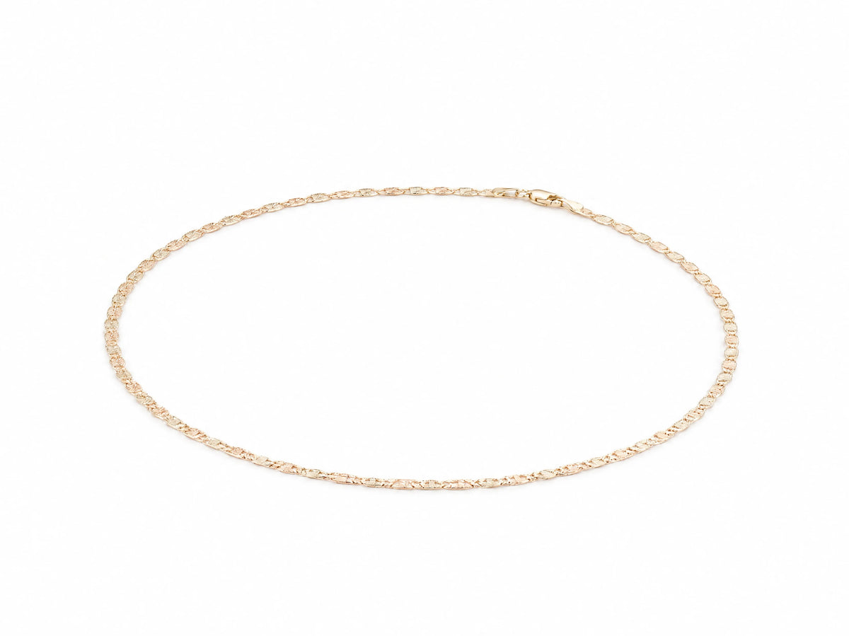 Piastrine chain laid flat, yellow gold oval frames with plates alternating rose and white gold