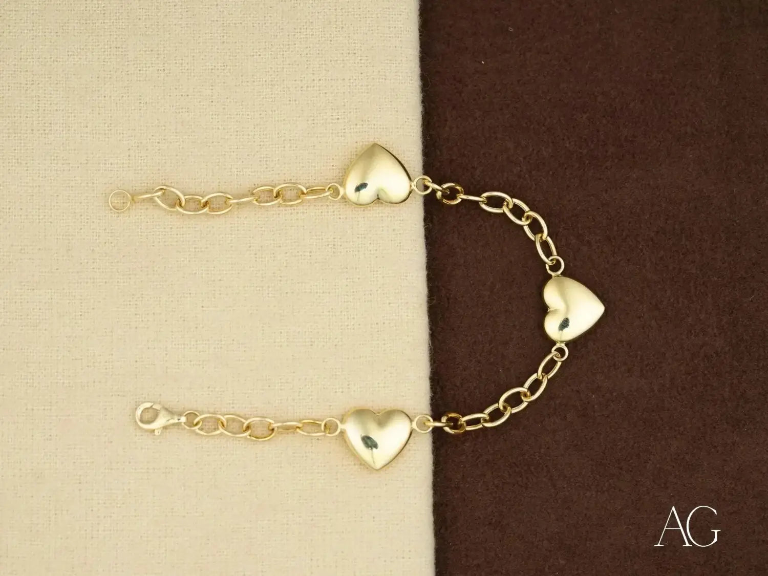 Elegant 18k gold bracelet with heart motifs